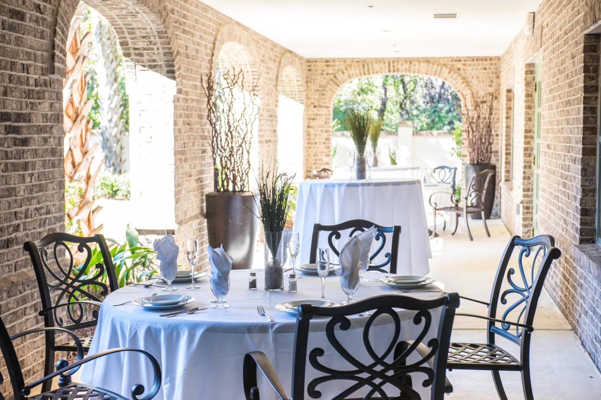 Courtyard Charleston Hotel