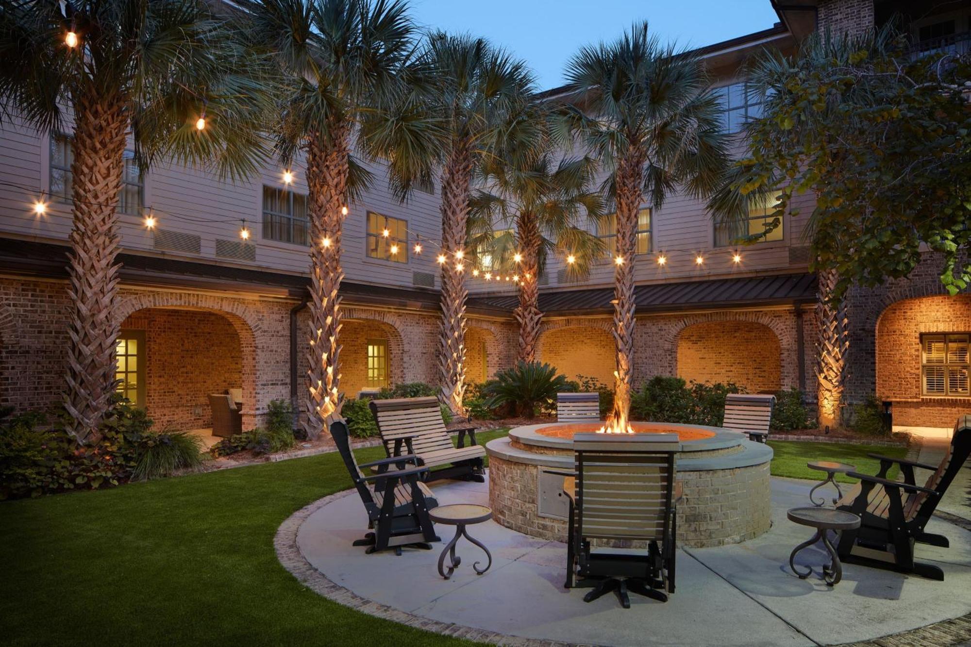Courtyard Charleston Hotel