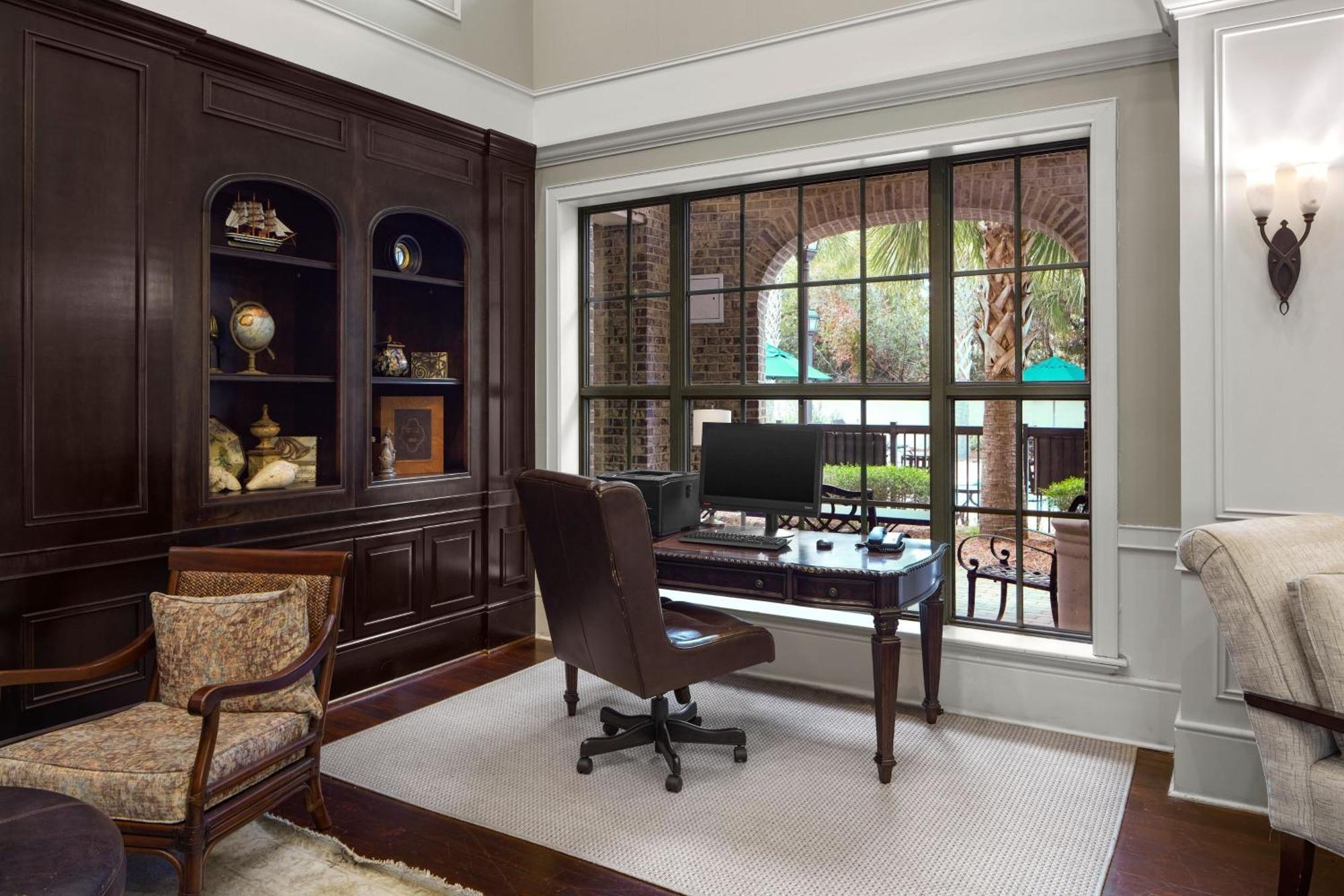 Courtyard Charleston 3*