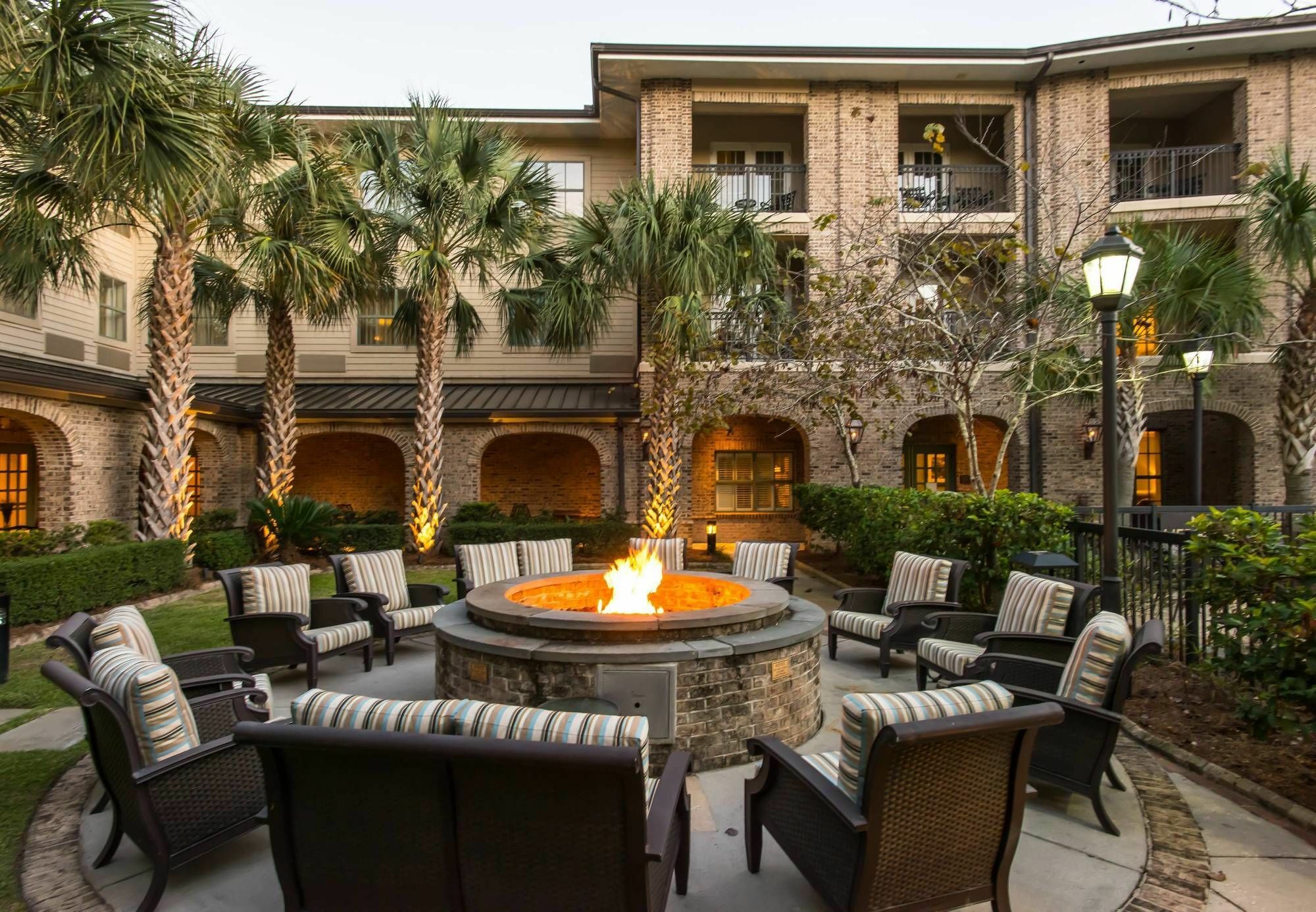 Courtyard Charleston Hotel